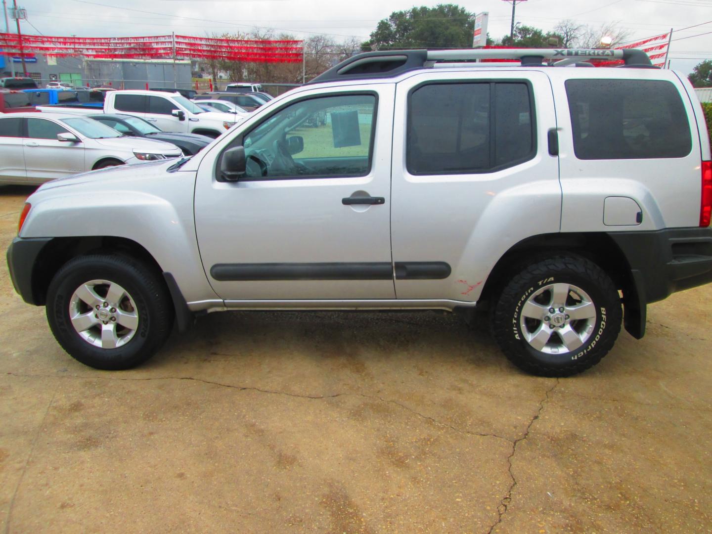 2011 SILVER Nissan Xterra Pro-4X 4WD (5N1AN0NW3BC) with an 4.0L V6 DOHC 24V engine, located at 1815 NE 28th St., Fort Worth, TX, 76106, (817) 625-6251, 32.795582, -97.333069 - Photo#9